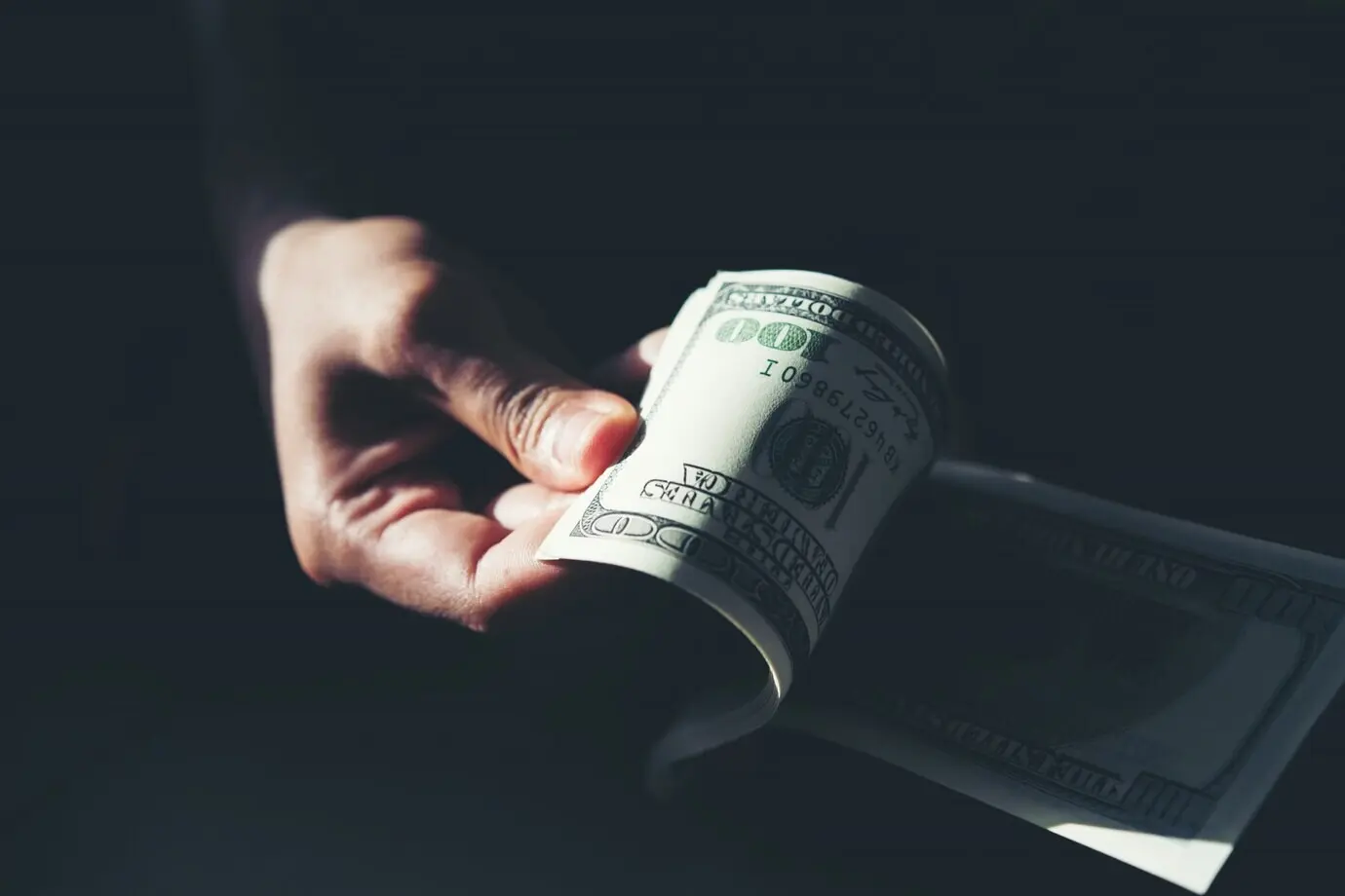 Billie má v ruce dolar.